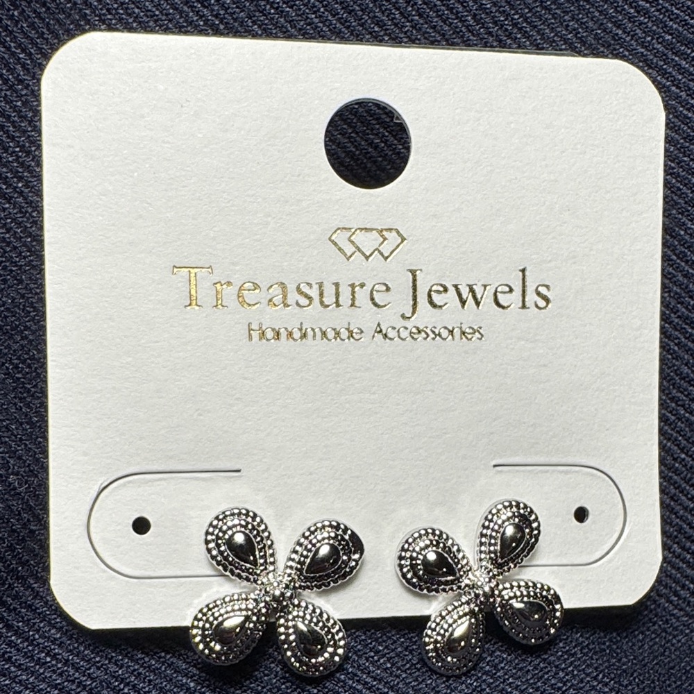 Gorgeous high quality Earrings by Treasure Jewels. Silver.